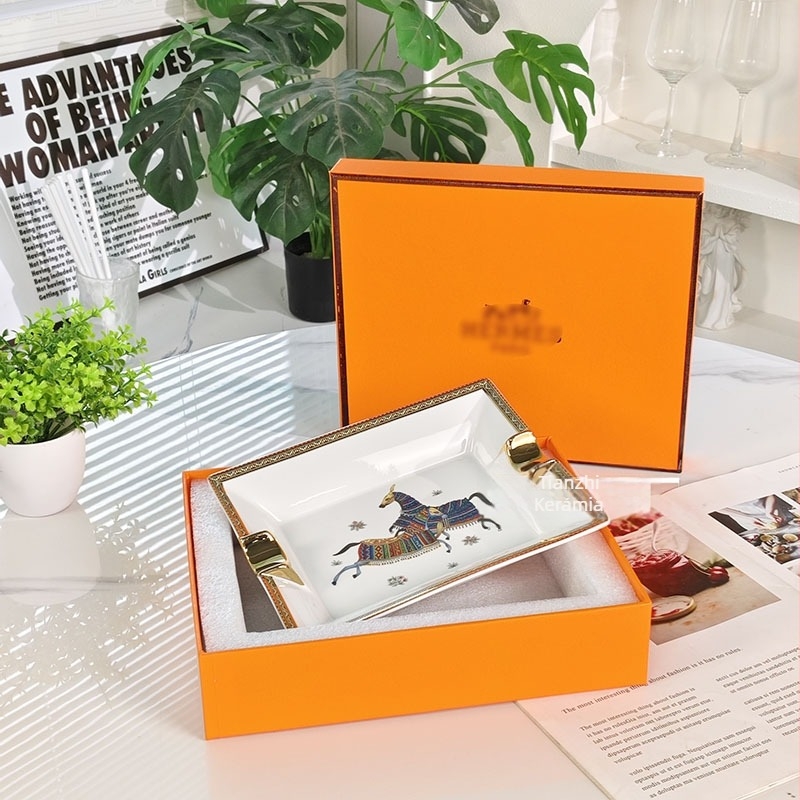 Csontporcelánból készült szivar hamutál, skandináv luxus, minimalist design otthoni használatra, többször használható, ideális ajándék új otthonra, évfordulókra és üzleti ajándékokra