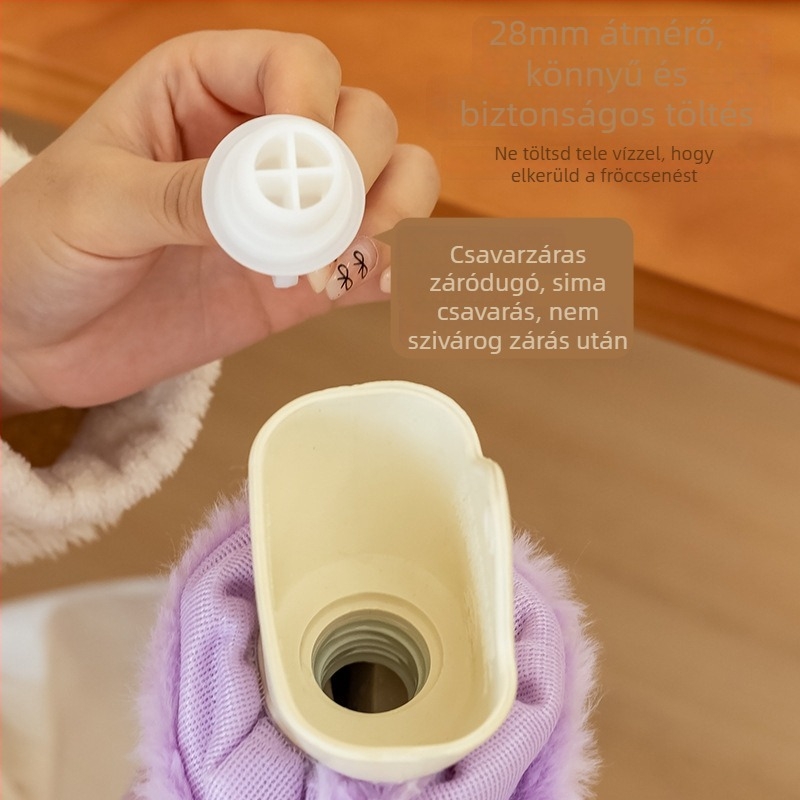 Hosszú forróvíz-palack, vízzel feltöltve, ágymelegítéshez télen, sűrű PVC-ből