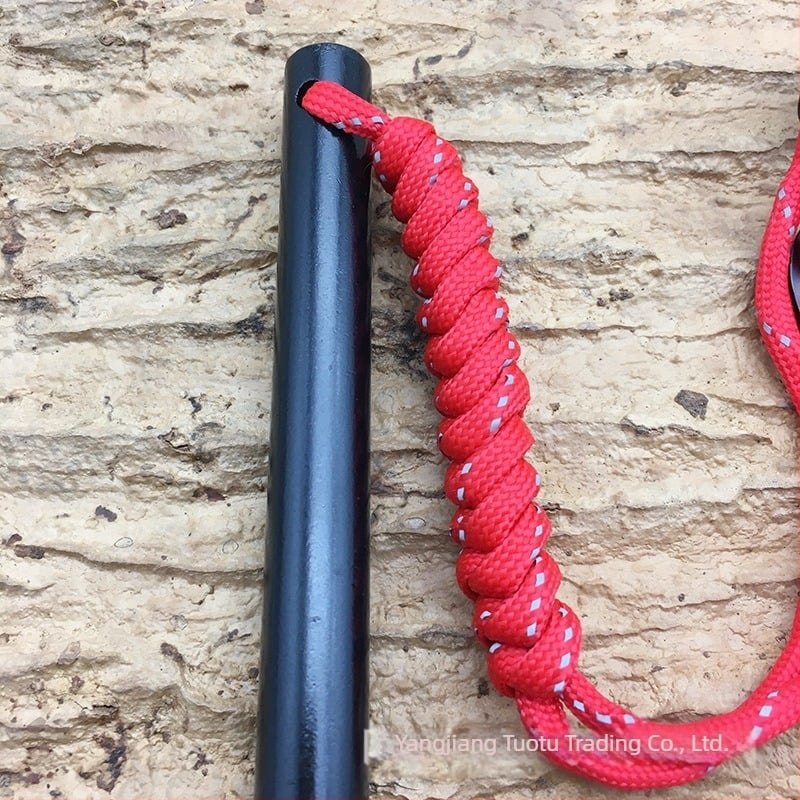 Magnézium tűzgyújtó rúd kovakővel, rozsdamentes acél kaparóval, paracord zsinórral és síppal