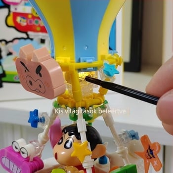 LEGO-kompatibil műanyag építőelemes készlet – Doraemon téma, 400–800 darab, akkumulátoros asztali dekoráció, DIY készlet 7–14 éveseknek