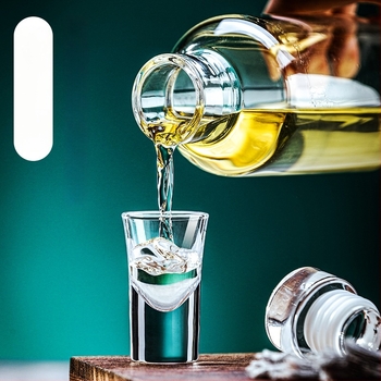 Időskálával ellátott üveg palack a bor tárolásához, hengeres, modern minimalista stílusú, újra tölthető (kapacitás 501–800 ml, mikrohullámú sütőben használható, testreszabható)