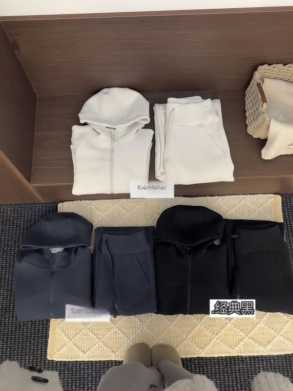 Női kapucnis vastag szett kabát, karcsúsított vonal, hosszú ujjú, szélálló; anyag: rayon és poliészter 85%, bélés spandex 15%