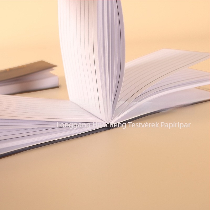 Kompakt hordozható munkanapló PU bőr borítással és hőnyomott logóval; ragasztott kötés; 80 g/m² offset papír; tömör belső mag; logónyomtatás elérhető