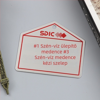 Ipari berendezésekhez készült fém névtáblák, alumíniumra szitanyomással és rozsdamentes acélból