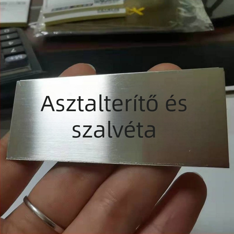 Egyedi fém táblák és névtáblák — rozsdamentes acél és alumínium, szitanyomás vagy gravírozás, sokoldalú jelzések biztonságra, járművekre és bútorokra