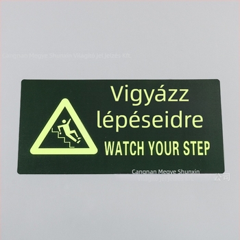 Evakuálási jelzés – világító PVC, vízálló és kopásálló, fényvisszaverő felülettel közterületekre; tartalom: biztonságos kijárat