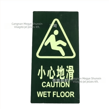 Evakuálási jelzés – világító PVC, vízálló és kopásálló, fényvisszaverő felülettel közterületekre; tartalom: biztonságos kijárat