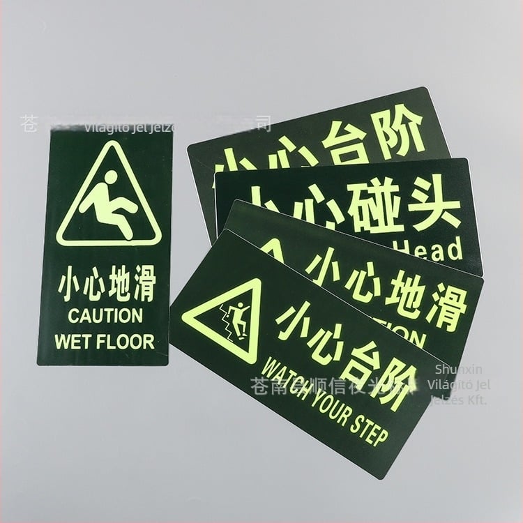 Evakuálási jelzés – világító PVC, vízálló és kopásálló, fényvisszaverő felülettel közterületekre; tartalom: biztonságos kijárat