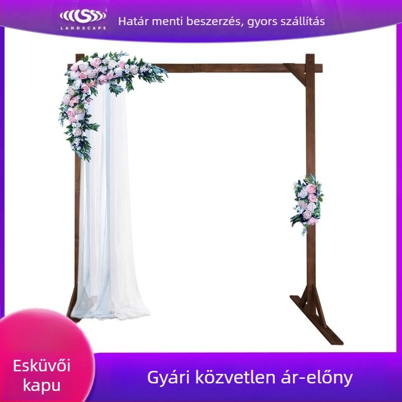 Fából készült esküvői boltív erdőstílusban, gyepszőnyeges ceremóniára, fa oszlopokkal és virágtartóval