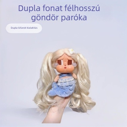 Bábuk számára készült paróka, dupla copfokkal és göndör hajjal, hőálló szálakból, középhosszú, édes-friss stílus