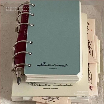 A7-es méretű minimalist notebook egységes színű, Instagram-stílus, üres oldalakkal
