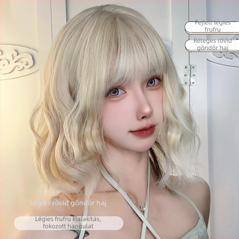 Koreai stílusú rövid göndör paróka, légies frufruval, hőálló szintetikus hajból, modell A-016, teljes fejfedés cosplayhoz