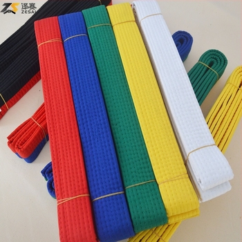 Karate és Taekwondo öv hímzett kivitelben, pamut-keverék anyag, bélés pamut-keverék, állítható hosszúság, harcművészeti edzésekhez és vizsgákhoz