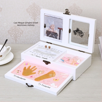 Fából készült babamemória doboz kéz- és láblenyomatokkal, tejfogakkal és hajjal, zodiákus motívummal