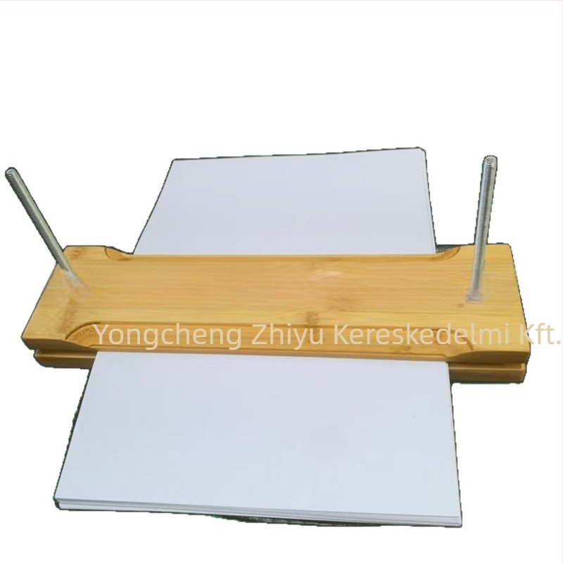 Fából készült hornyolt könyvmappa, téglalap alakú kötőlemez két csavarral