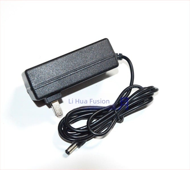 Kábel nélküli fúró- és csavarozó készlet Li-ion akkumulátorral és Type-C töltővel; feszültség 42V/36V/48V