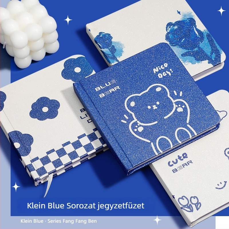 Négyzetes formátumú jegyzetfüzet varrott kötésű, 40 g papír, 50–100 oldal, aranyos stílus