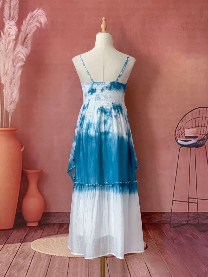 Ruha: pamut tie-dye etnikus stílusú slip ruha, váll nélküli, magas derekú, középmagas hossz (Anyag: pamut; Minta: tie-dye; Stílus: etnikus, sling; Siluett: magas derekú; Hossz: midi)