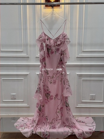 Hosszú chiffon ruha virágos csipkés szegéllyel, magas derekú, V-nyakú pántos fazon