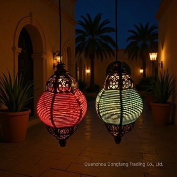 Napelemes kültéri függő projekciós lámpa vasból készült rattan szövésével – IP44, 0,05 W, 1,2 V, 13×13×65 cm, 6–12 órás üzemidő