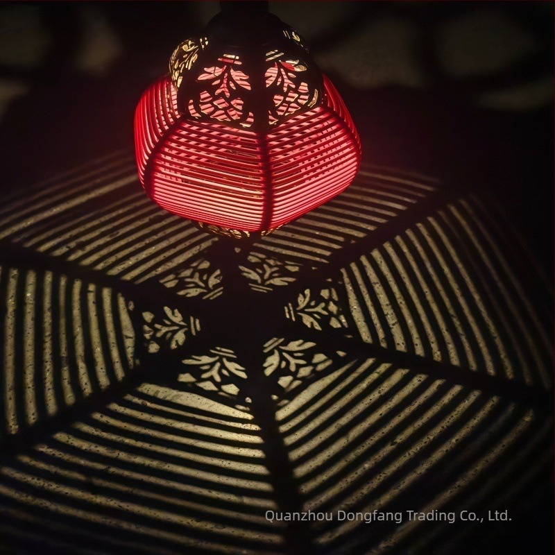 Napelemes kültéri függő projekciós lámpa vasból készült rattan szövésével – IP44, 0,05 W, 1,2 V, 13×13×65 cm, 6–12 órás üzemidő