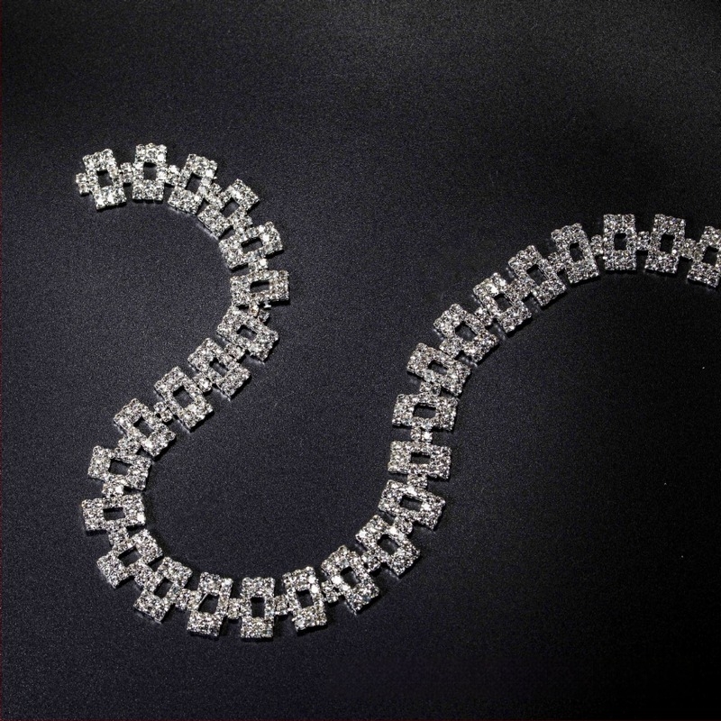 Fémlánc elektropácolt bevonattal és rhinestone kövekkel, engedélyezett magánmárkák, 2023 tavasz