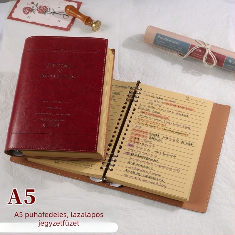 A5-ös méretű puha bőrhatású notesz levehető fedéllel, irodai napló, vonalas oldalakkal.