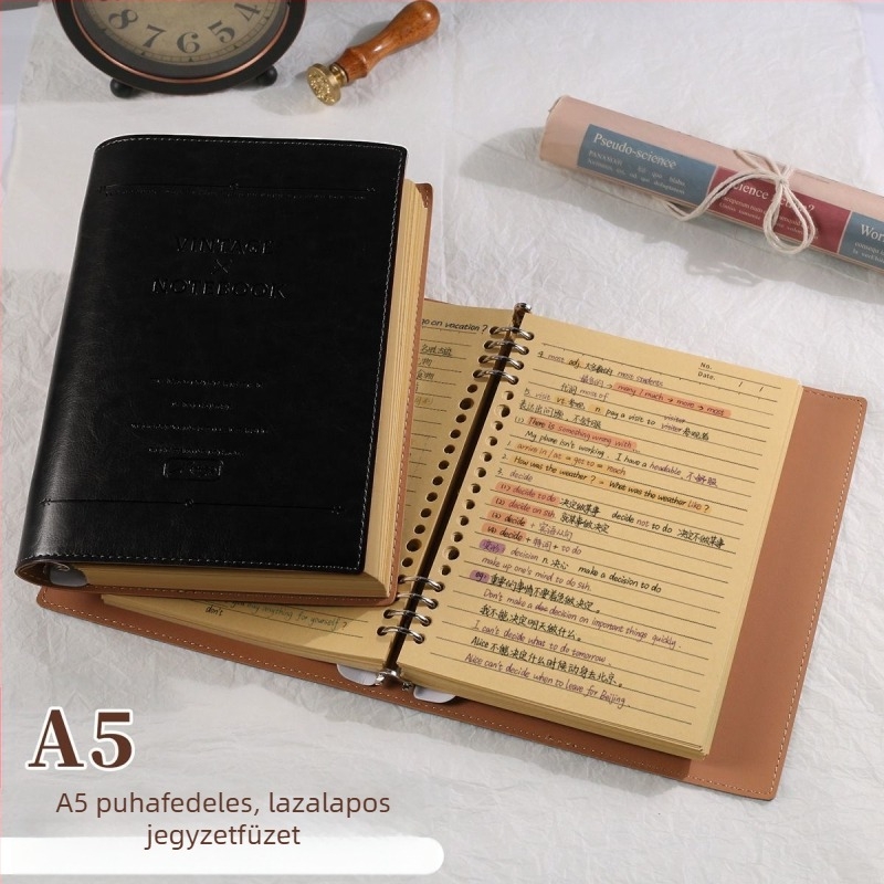 A5-ös méretű puha bőrhatású notesz levehető fedéllel, irodai napló, vonalas oldalakkal.