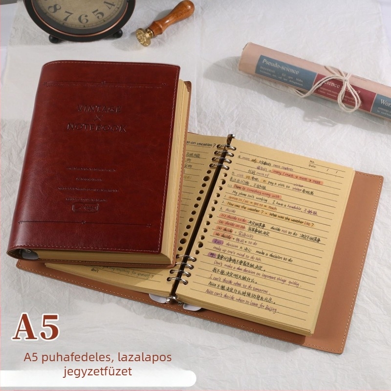 A5-ös méretű puha bőrhatású notesz levehető fedéllel, irodai napló, vonalas oldalakkal.