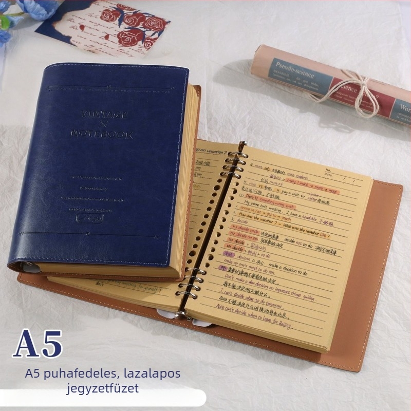A5-ös méretű puha bőrhatású notesz levehető fedéllel, irodai napló, vonalas oldalakkal.