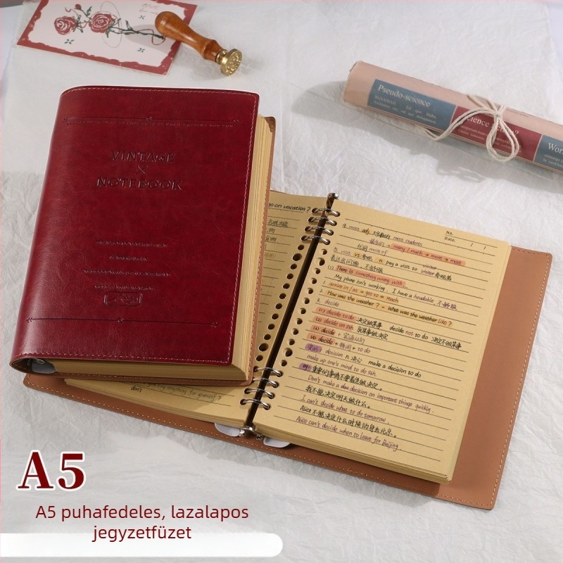 A5-ös méretű puha bőrhatású notesz levehető fedéllel, irodai napló, vonalas oldalakkal.