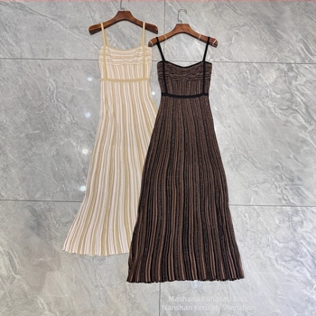 Csíkos kötött ruha spagetti vállú pántokkal, karcsú szabású, hosszú ruha (Csíkos • Spagetti vállú • Kötött anyag • Karcsú szabás • Hosszú ruha)