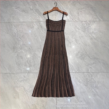 Csíkos kötött ruha spagetti vállú pántokkal, karcsú szabású, hosszú ruha (Csíkos • Spagetti vállú • Kötött anyag • Karcsú szabás • Hosszú ruha)