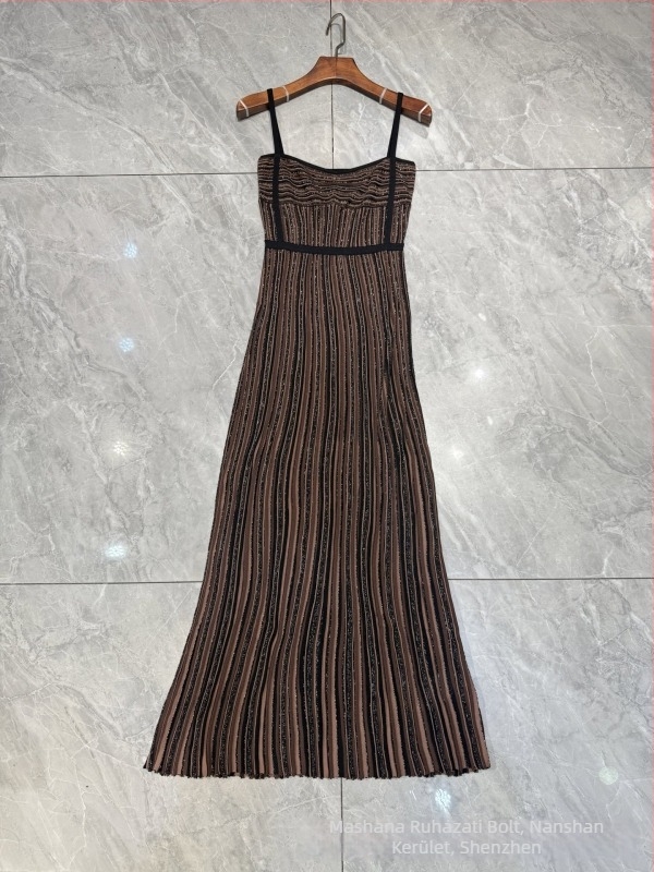 Csíkos kötött ruha spagetti vállú pántokkal, karcsú szabású, hosszú ruha (Csíkos • Spagetti vállú • Kötött anyag • Karcsú szabás • Hosszú ruha)