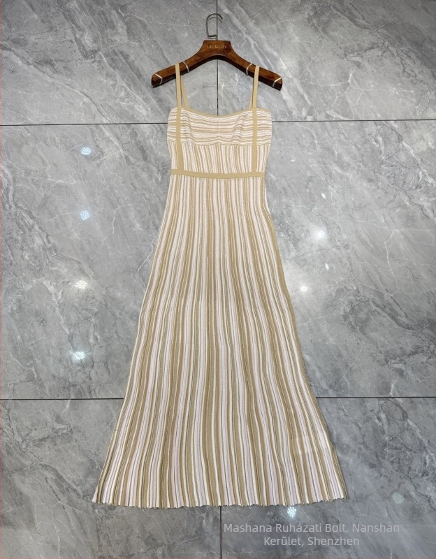 Csíkos kötött ruha spagetti vállú pántokkal, karcsú szabású, hosszú ruha (Csíkos • Spagetti vállú • Kötött anyag • Karcsú szabás • Hosszú ruha)