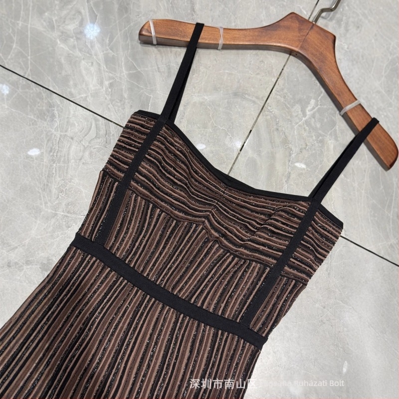 Csíkos kötött ruha spagetti vállú pántokkal, karcsú szabású, hosszú ruha (Csíkos • Spagetti vállú • Kötött anyag • Karcsú szabás • Hosszú ruha)