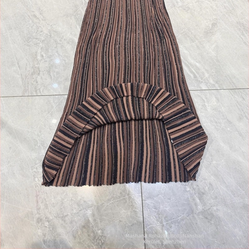 Csíkos kötött ruha spagetti vállú pántokkal, karcsú szabású, hosszú ruha (Csíkos • Spagetti vállú • Kötött anyag • Karcsú szabás • Hosszú ruha)