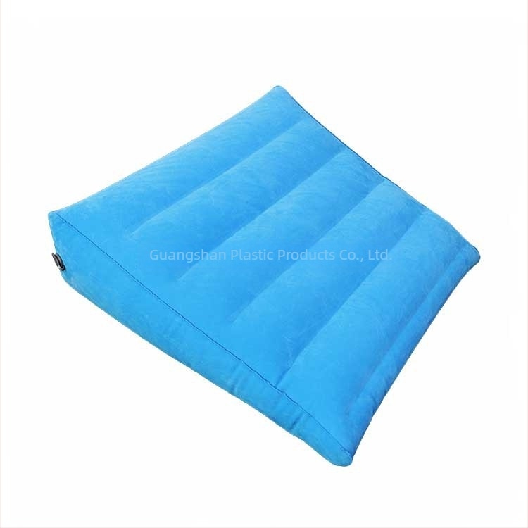 Hordozható háromszög alakú belső levegős párna flockolt PVC felülettel nyaki támaszhoz, méretek 66×20×66 cm