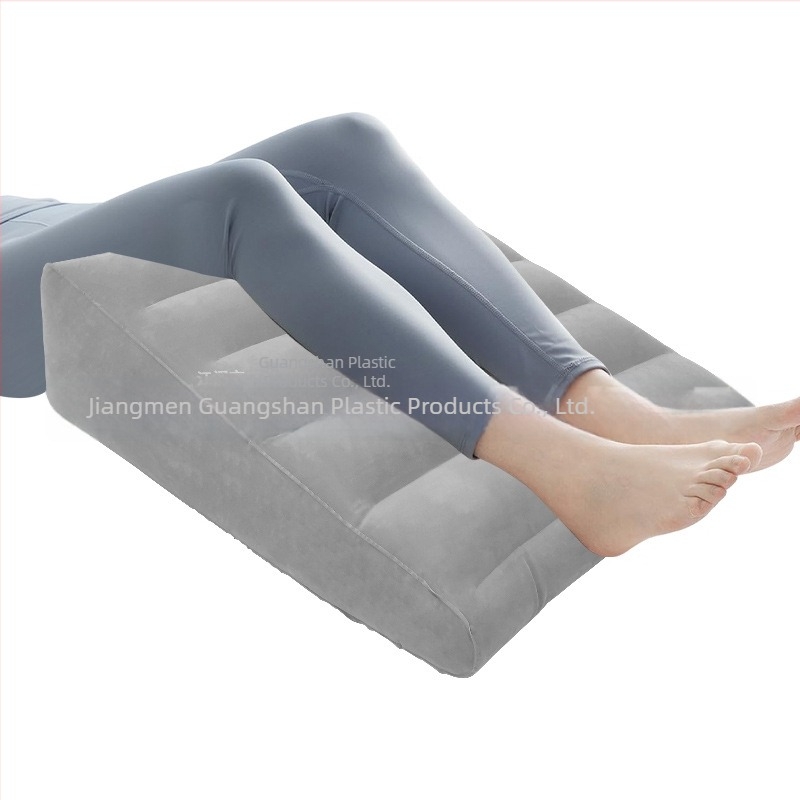 Hordozható háromszög alakú belső levegős párna flockolt PVC felülettel nyaki támaszhoz, méretek 66×20×66 cm