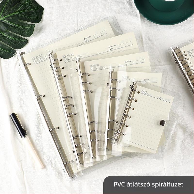 Átlátszó A7-es loose-leaf jegyzetfüzet PVC borítóval; több lyukasztási lehetőség: A5 6 lyuk, B5 9 lyuk, A4 4 lyuk, 26 lyuk és 20 lyuk