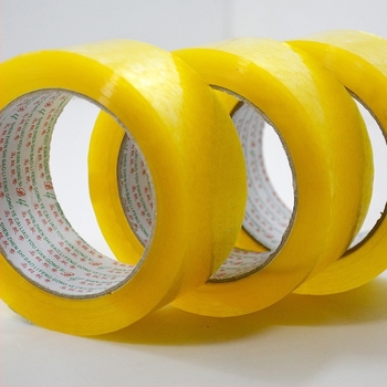 Baolifeng csomagoló szalag, átlátszó, BOPP alapú, membrán 28 μm, nyomásérzékeny ragasztó, viszkozitás 50U, hőmérséklet-tűrés normál