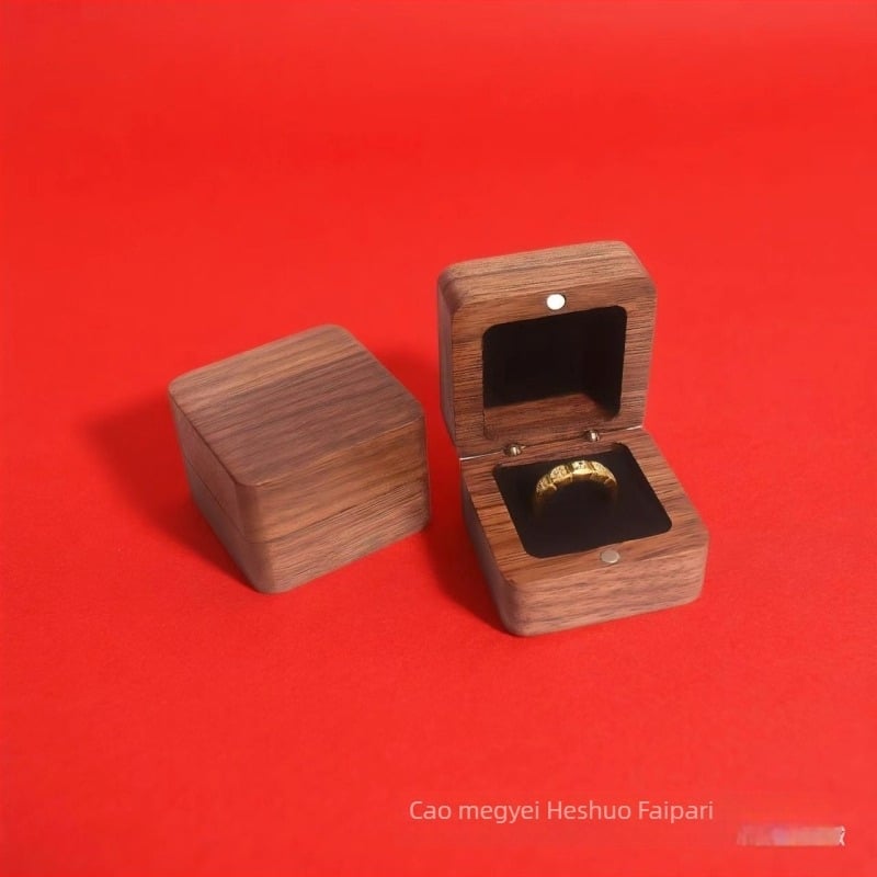Gyűrűsdoboz többféle keményfából gravírozással, modell 21, testre szabható (Black Walnut, Red Rosewood, Sapele, Red Oak, White Oak)