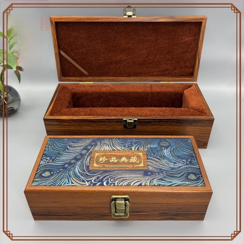 Hosszúkás, antik stílusú fa doboz rosewood-immitációval, ajándékkísérő doboz fiberboardból, Mingjiang wood art márka, dekoratív tekercs és hímzett brokát