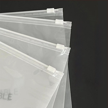 Ruházati csomagoló táska zipzárral, személyre szabott logóval — kétoldalas, egy átlátszó és egy matt oldal, ruhákhoz és zoknikhoz