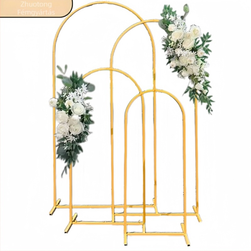 Vas esküvői boltív háttérrel és virágtartóval