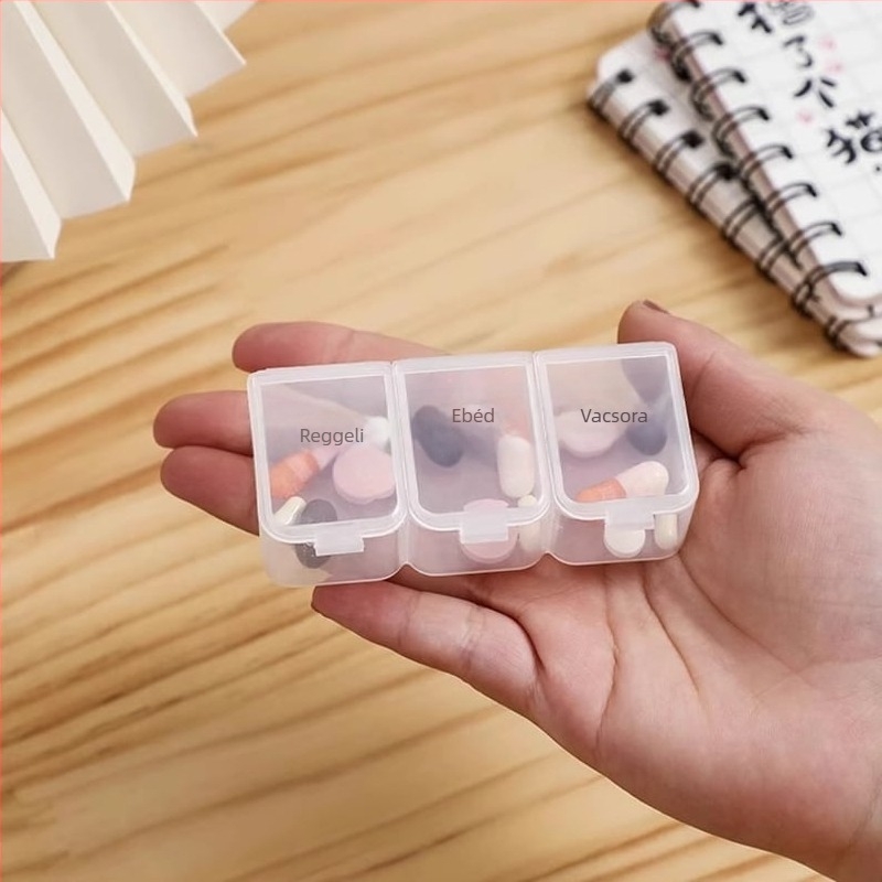 Tablettatartó doboz — Mini hordozható rendező a napi három étkezéshez gyógyszer-emlékeztetővel; japán stílus, rácsos minta, fém-plasztikus konstrukció, 18L kapacitás.