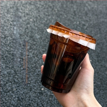 Új barna egyszer használatos PET pohár kávéhoz és tejeskávéhoz, 90 mm átmérőjű hideg italokhoz, fedővel, take-away és kereskedelmi felhasználásra, logóval