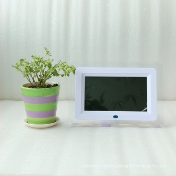 Akril testű digitális fotókeret, 800x480-as kijelző, SD/USB/MMC támogatás, zene- és videólejátszás, 16:9 arány