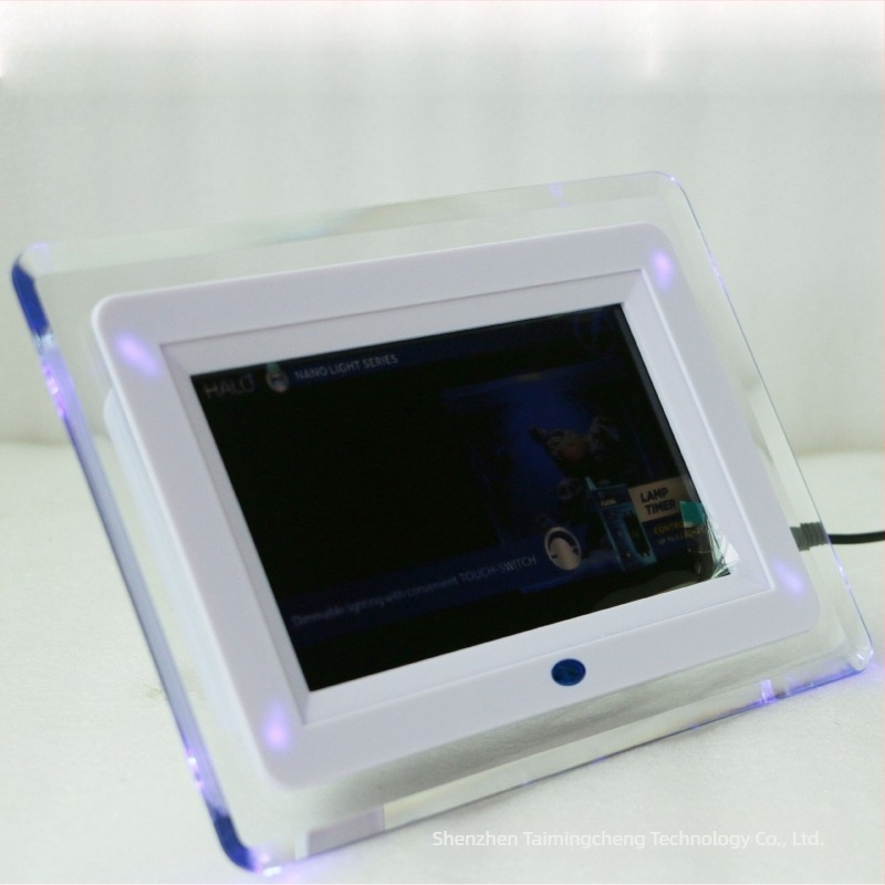 Akril testű digitális fotókeret, 800x480-as kijelző, SD/USB/MMC támogatás, zene- és videólejátszás, 16:9 arány