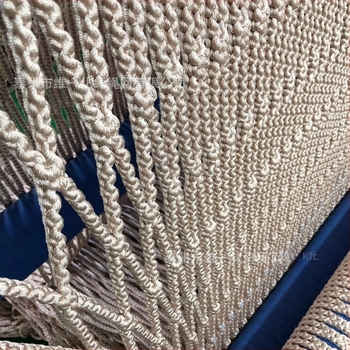 Kültéri fán lévő mászó háló 12 mm-es nylon zsinórral, csomópont nélküli háló — mászásra, védelemre és dekorációra vidámparkokban, bevásárlóközpontokban és játszótereken